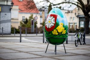 Ostern in der Stadt: Stiefmütterchen in Kaskadenkonstruktionen, XXL-Ostereier und der Osterhase