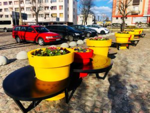 Stadtraum in sonnigen Farben - kleine Architektur blüht im Frühling auf