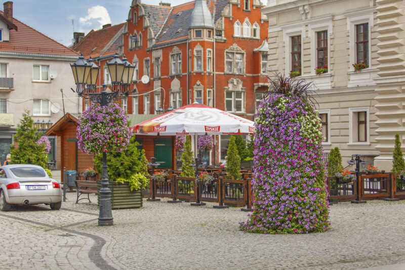 10 Gründe, warum du Blumen­türme lieben wirst – Dekorationen, die städtische Räume in Gärten verwand...