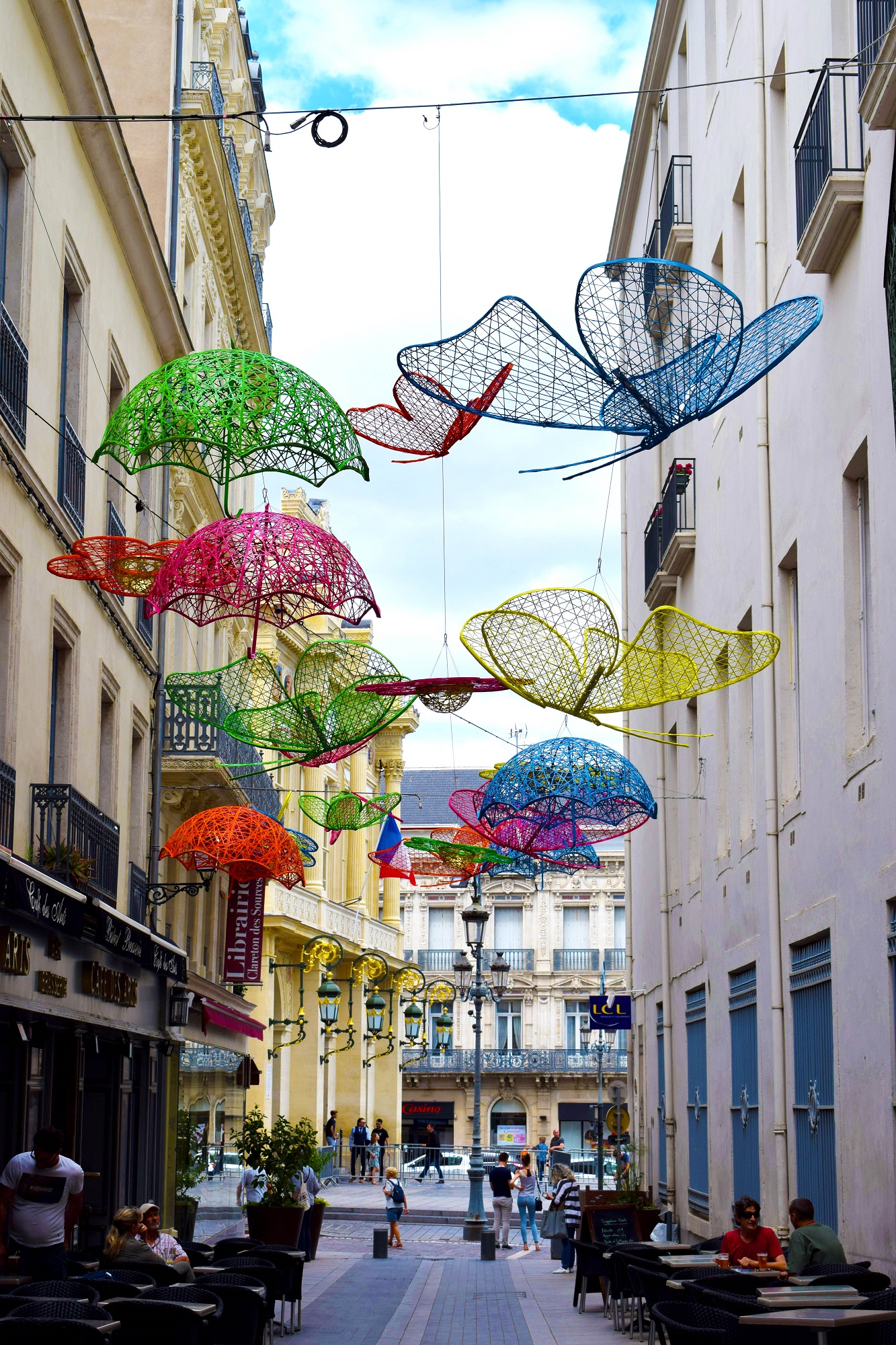 Kunst-im-öffentlichen-Raum-Regenschirme-über-der-Straße