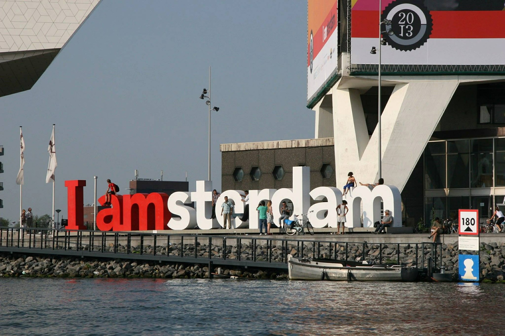 ein-großer-schriftzug-mit-dem-stadtnamen-amsterdam
