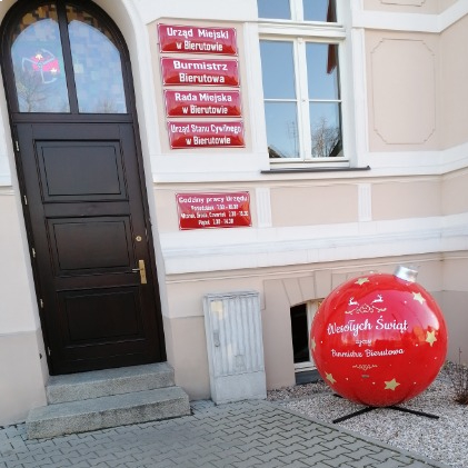 klassische-rote-christbaumkugel-mit-weihnachtswünschen2