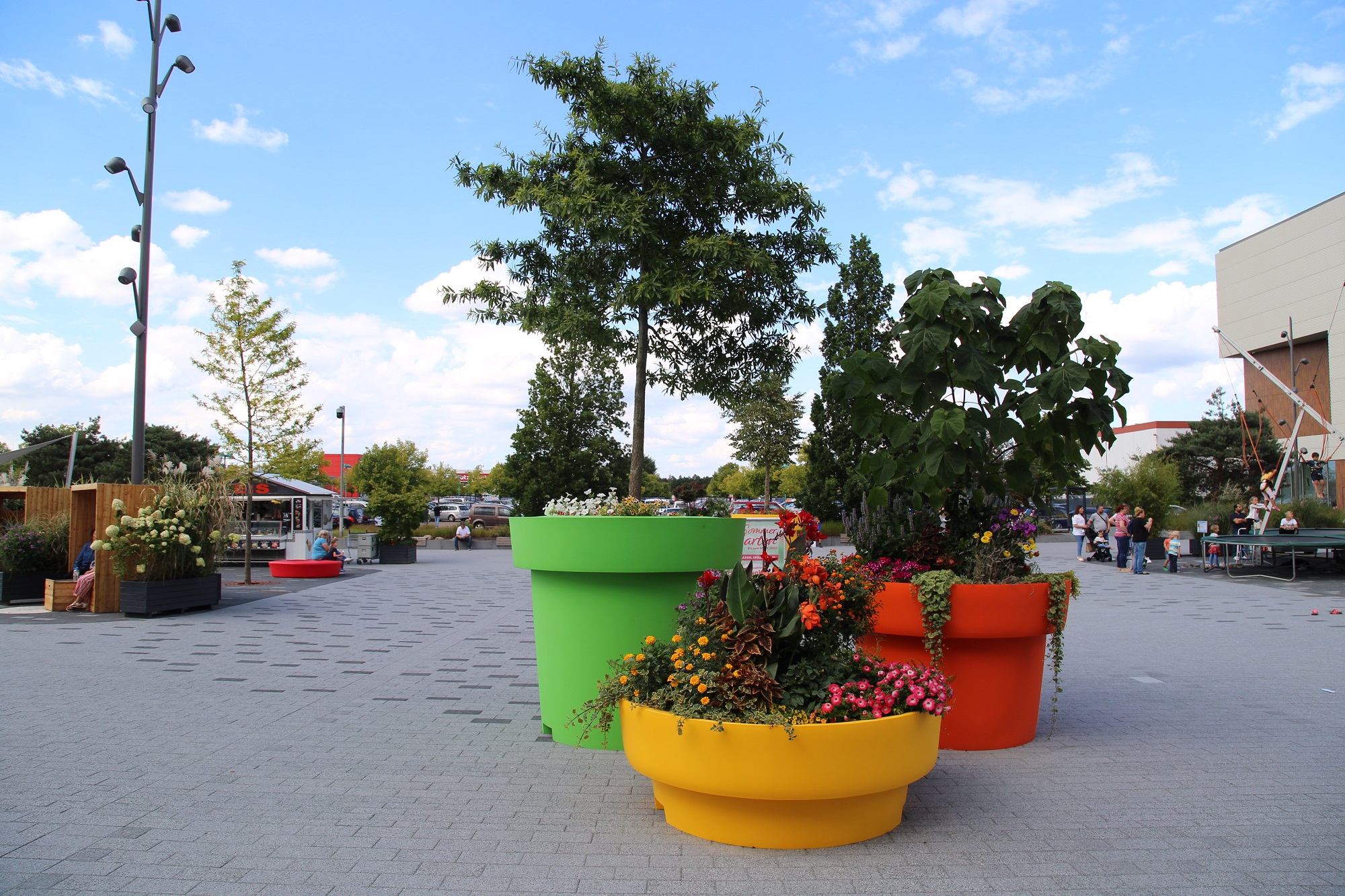 man-kann-schöne- Stadtgärten-mit-großen-Pflanzkübeln-anlegen