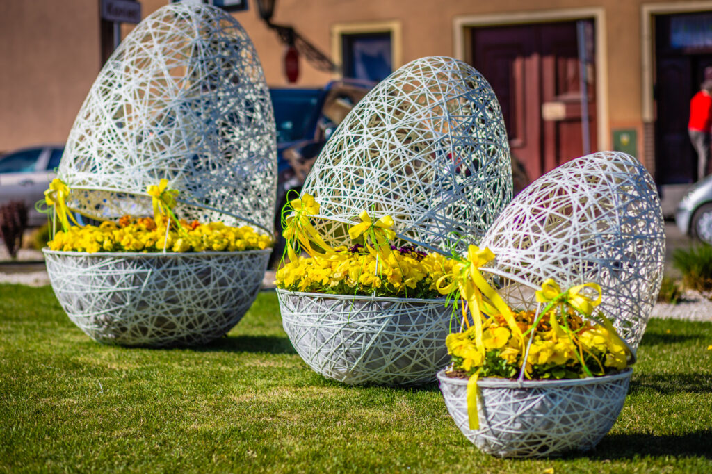 osterdekoration-deco-eier-mit-bunten-blumen